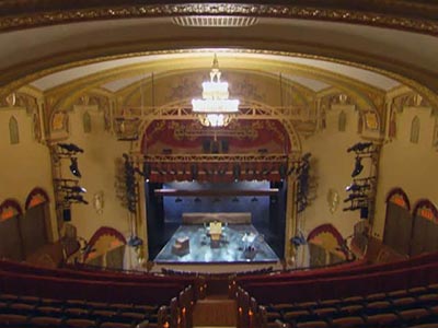 モダンスパニッシュを採用し、アーチを基調として建てられた劇場