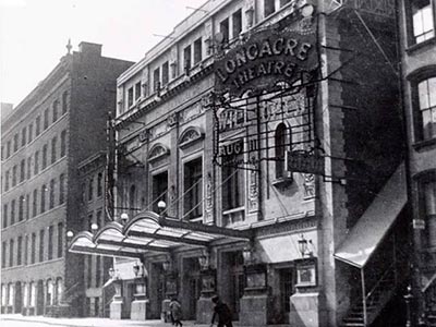 1913年の創設当時のロングエーカー劇場の外観
