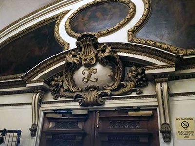 各所設置されたドアの上層部に装飾されているライシーアム劇場（Lyceum Theatre）の「L」の頭文字