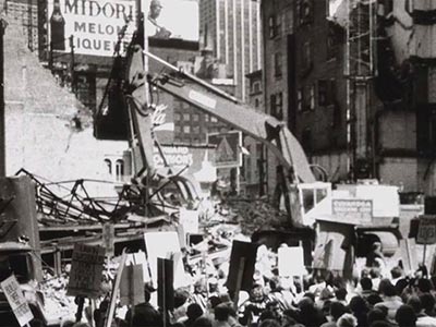 マリオットマーキースホテル建設のために劇場を取り壊す様子（1982年撮影）