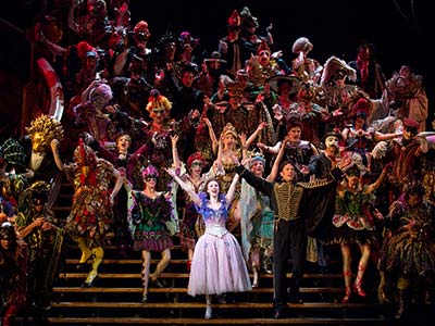 オペラ座の怪人の代名詞、螺旋階段と豪華な衣装