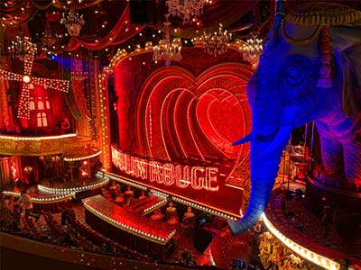 実際にパリに存在するキャバレー「ムーラン・ルージュ（Moulin Rouge）」を舞台