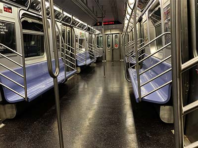 コロナウイルスの影響で人影のないマンハッタンの地下鉄（subway）