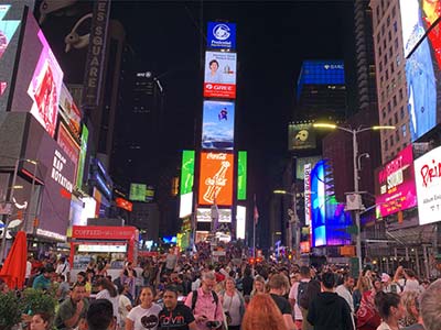 観光客で賑わう世界の交差点「タイムズスクエア」