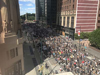 運営会社「あっとニューヨーク」のオフィスビル屋上から撮影したマンハッタン島の8番街を行進する白人警官に対する抗議デモ隊の様子（6月19日11時撮影）