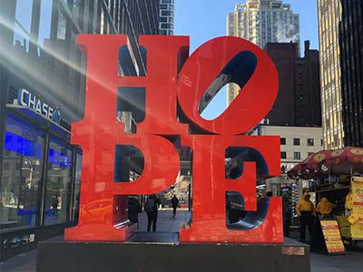 マンハッタン島の7番外沿いにあるロバート・インディアナ（Robert Indiana）の「HOPE」