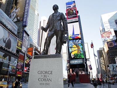 タイムズスクエアに立つブロードウェイミュージカルの父「ジョージ・コーハン」の像