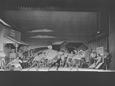 1943年ブロードウェイ初演時の舞台「オクラホマ!」の様子
