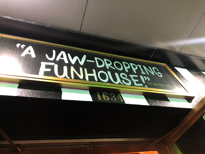 ウィンター・ガーデン劇場の入り口に掲げられている看板 「A Jow-Dropping Funhouse」（顎が落ちて外れるくらいに笑える場所）