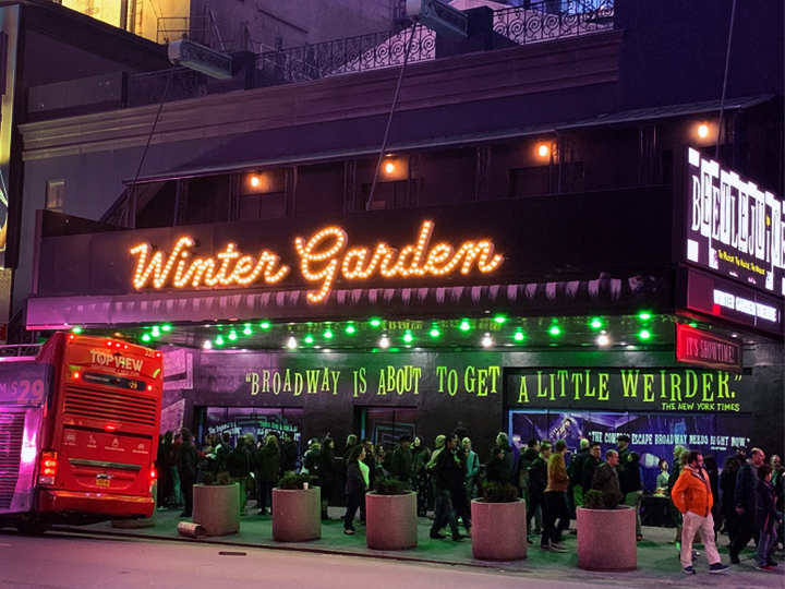 ビートルジュースのイメージカラーでもある怪しい緑色の照明で照らされるWinter Garden Theatre