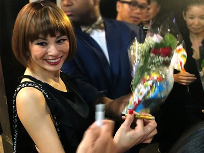 ファンからの「花束」や「うまか棒」を笑顔で受け取る、米倉涼子さん