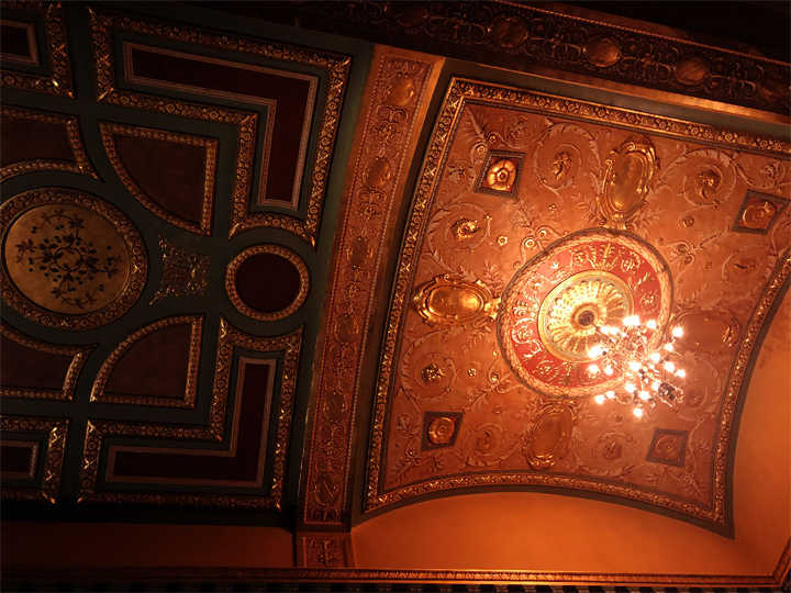 天井の隅々にも赤を基調とした細かい装飾