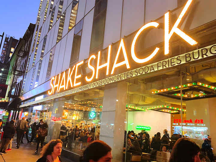 リリック劇場から3分ほどにあるハンバーガーの名店：シェイクシャック（SHAKE SHACK）