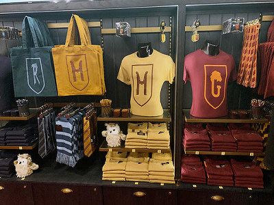 ホグワーツ魔法学校にある4つの寮それぞれのロゴが入ったオリジナルグッズ
