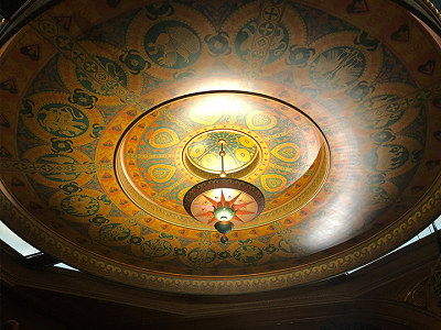劇場内で最も巨大な2階メザニン席のドーム照明