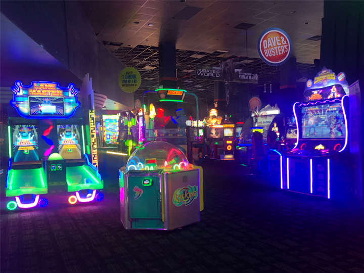 お子様が遊ぶことの出来るゲームセンター「Dave & Buster's」