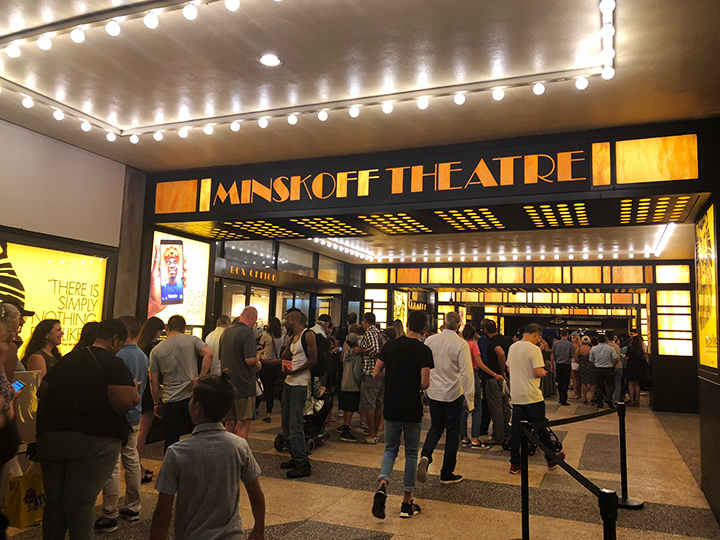 ミンスコフ劇場（Minskoff Theatre）の入り口の様子