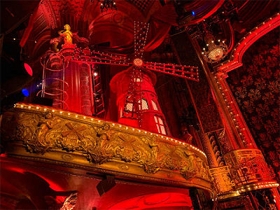 舞台左上に設置されているこの風車こそ紅一色のキャバレー：ムーラン・ルージュの象徴