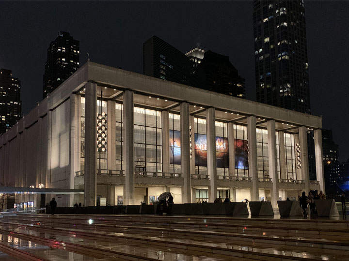 リンカーンセンター内にあるディヴィッド・H・コーク劇場（David H. Koch Theater）