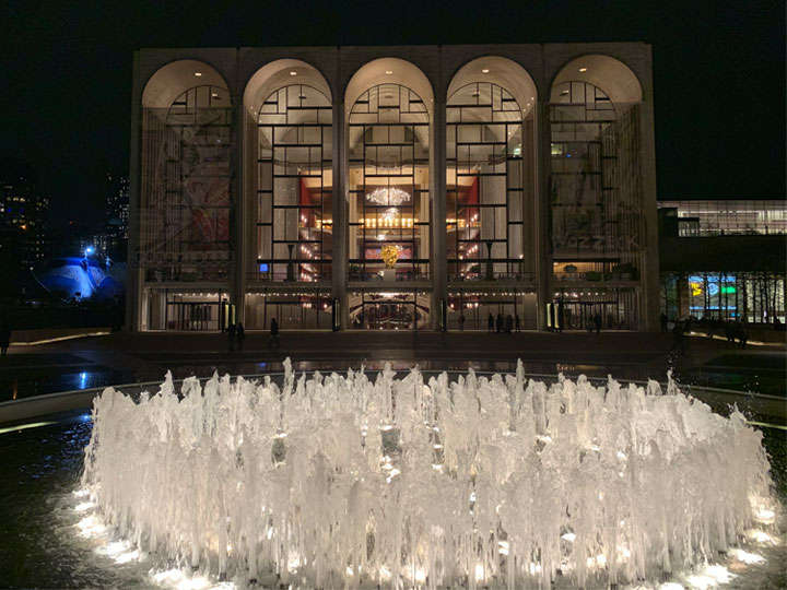 1962年に開館したリンカーンセンターの夜は、荘厳かつロマンチックな雰囲気が漂います。