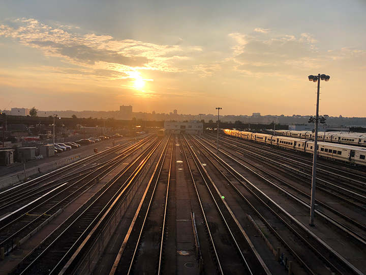 地下鉄の車両が保管される「ヤード」をバックに見える夕焼け