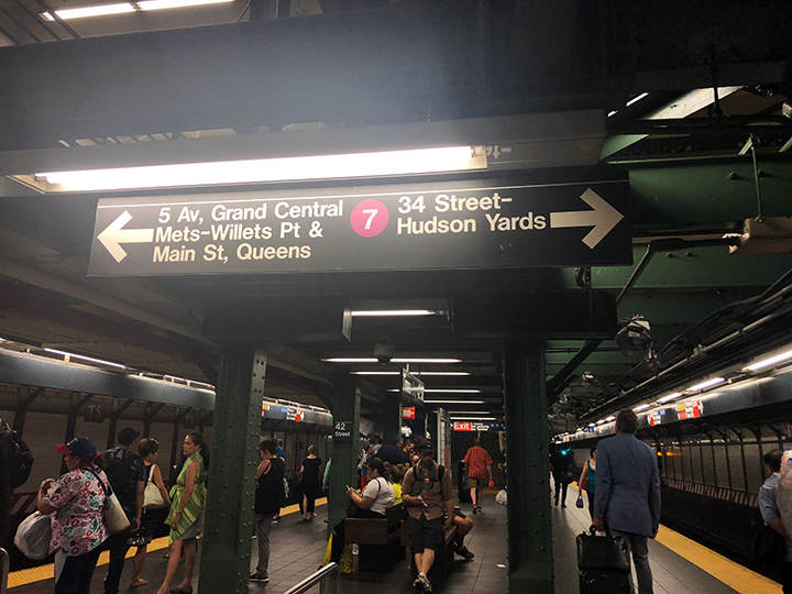 タイムズ・スクエア駅（42nd St）から紫⑦番地下鉄に乗り換え