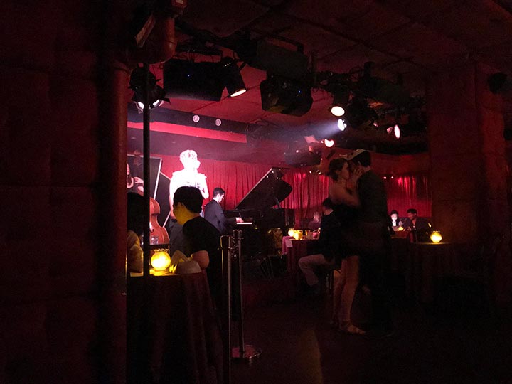 待合室のライブ演奏が繰り出すスリープノーモアの世界観