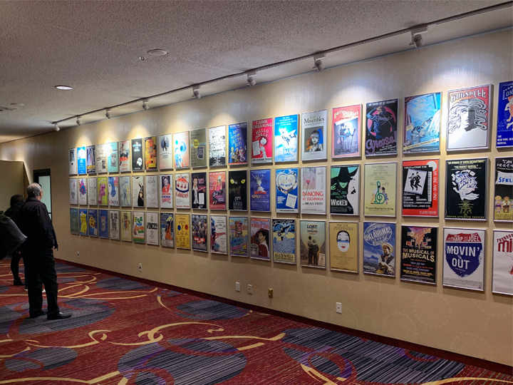 ホテル内の廊下に並ぶ歴代のミュージカルのポスター