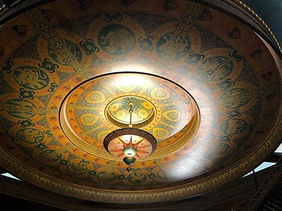 ドーム建築を象徴するアル・ハーシュフェルド劇場の天井