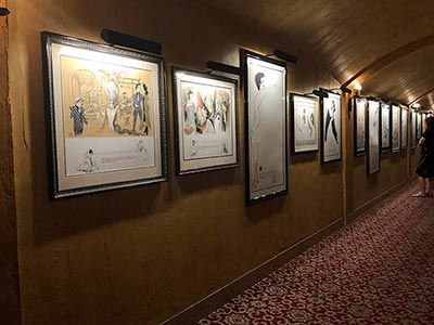 アル・ハーシュフェルドの描いた作品がズラリと並ぶギャラリーは2階メザニン席の入り口にあります