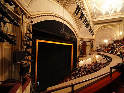 プロセニアム・アーチ様式とアダム様式を組み合わせたアンバサダー劇場の内装