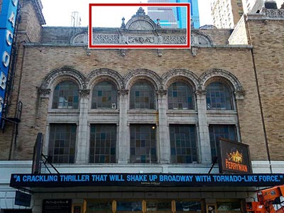 バーナード・ジェイコブス劇場（Bernard B Jacobs Theatre）の外観。隣接する劇場と併せてモダン・スパニッシュと呼ばれるスタイルでデザインされています。画像中の赤枠部分には楽器が彫刻されています