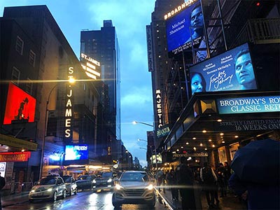 現在の44丁目の様子。右側手前がBroadhurst Theatre。シューベルト兄弟が築いた劇場帝国がこの44丁目通りと45丁目通りに広がっています