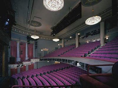 商業目的が伺えるシンプルなブロードハースト劇場（ Broadhurst Theatre）のデザイン