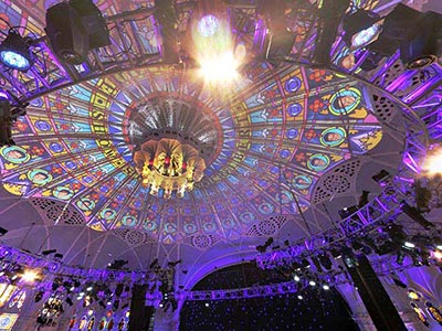 テレビ番組の収録用に改装されたエド・サリヴァン劇場の天井。ザ・レイト・ショーの収録時には司会者のスティーブン・コルバートの顔が映し出されます！
