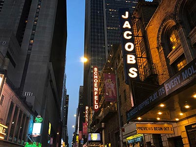 45丁目通りと8番街の角からJohn Golden Theatre（写真には入っていない）, Jacobs Theatre, Schoenfeld　Theatre, Booth Theatre とせめぎ合うように隣接している