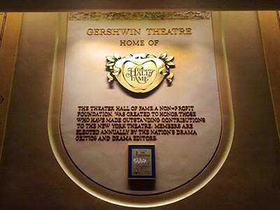 ガーシュイン劇場内にあるアメリカン・シアター殿堂（American Theater Hall of Fame）のモニュメント