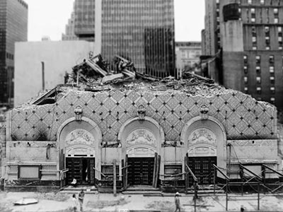 旧ヘレン・ヘイズ劇場が取り壊される様子