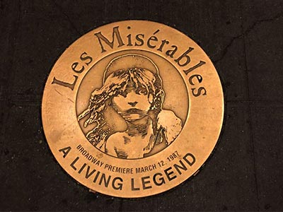 インペリアル劇場（Imperial Theatre ）の入り口前の道路に埋め込まれているレ・ミゼラブル（Les Miserable）のプレート