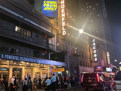 ジェラルドショーンフェルド劇場（Gerald Schoenfeld Theatre）、バーナード・ジェイコブス劇場（Bernard B Jacobs Theatre ）、ジョン・ゴールデン劇場（John Golden Theatre）が軒を連ねる