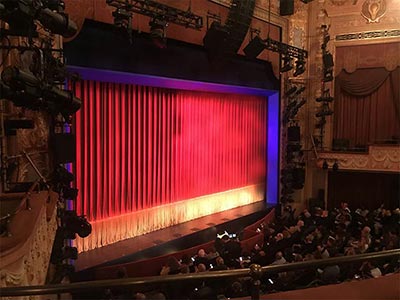 ロングエーカー劇場（Longacre Theatre）の2階から舞台を見下ろした様子