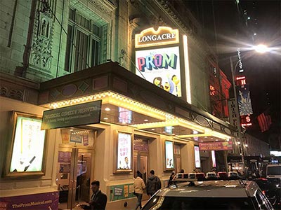 ヨーロッパの雰囲気とニューヨークらしいネオンが融合したロングエーカー劇場（Longacre Theatre）