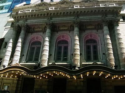 ボザール様式（Beaux Arts）で建てられたライシーアム劇場（Lyceum Theatre）は、まるで神殿のような雰囲気を醸し出しています。