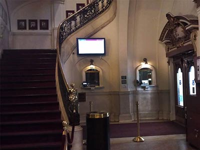 ライシーアム劇場（Lyceum Theatre）の正面入口入ってすぐのチケット窓口の様子