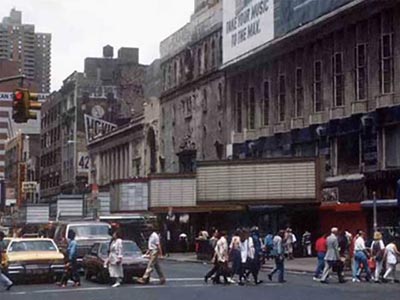 1970年代の42丁目の荒廃していた姿。空の看板が立ち並びシャッター街になっていた
