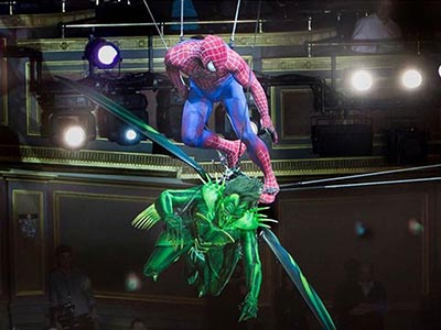 リリック劇場の客席頭上でワイヤーアクションを行うスパイダーマン