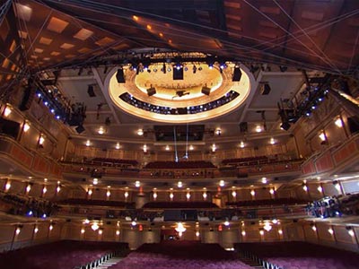 アクロバットな演技を可能にするリリック劇場の広い空間