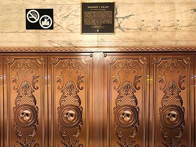 マジェスティック劇場の入口ドアの上部に飾られている表彰碑