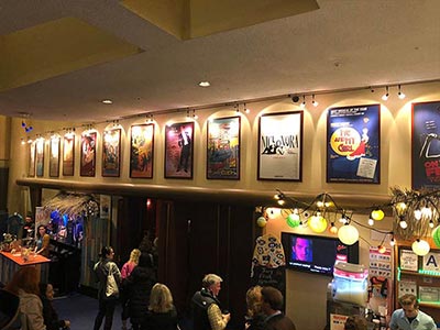 マーキース劇場（Marquis Theatre）の入り口を入ると、歴代作品のポスターが一面に飾られている。ここでグッズやお飲み物をお買い求めいただけます。