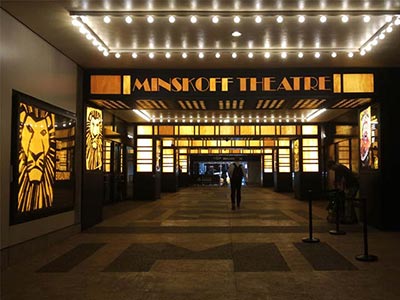 ミンスコフ劇場（Minskoff Theatre）の入り口の様子